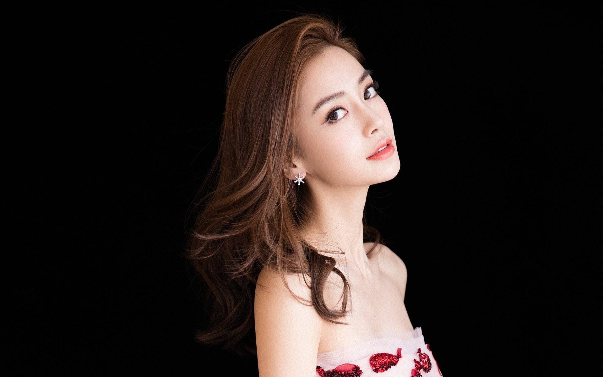 “德甲领先阵营奋勇冲刺，争冠争夺一触即发”，德甲晋级