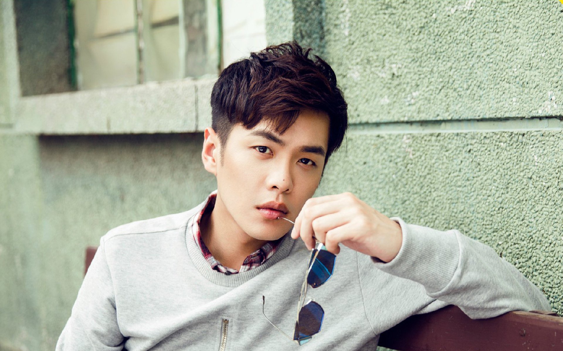 草地网球公开赛郑钦文首次闯入八强，超霸世家代言人